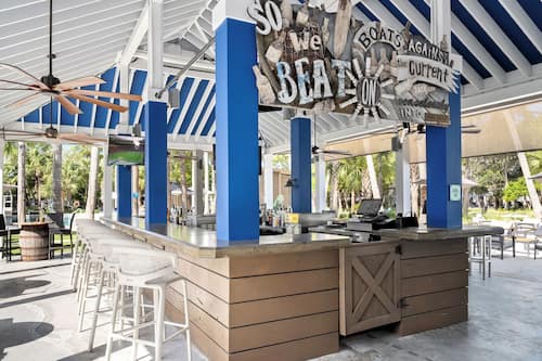 Bar au bord de la piscine