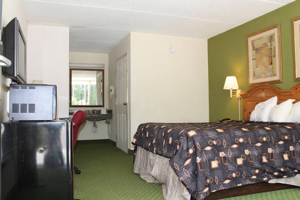Standard Room, 1 Queen Bed, Accessible, Non Smoking | Desk, WiFi (free)