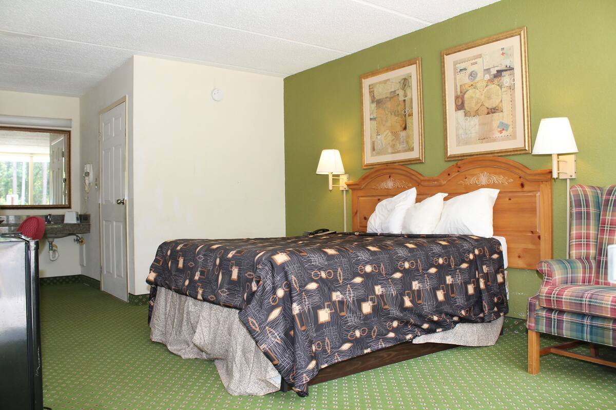 Standard Room, 1 Queen Bed, Accessible, Smoking | Desk, WiFi (free)