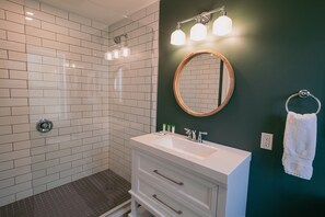Bathroom - The Cove Inn (Westport)