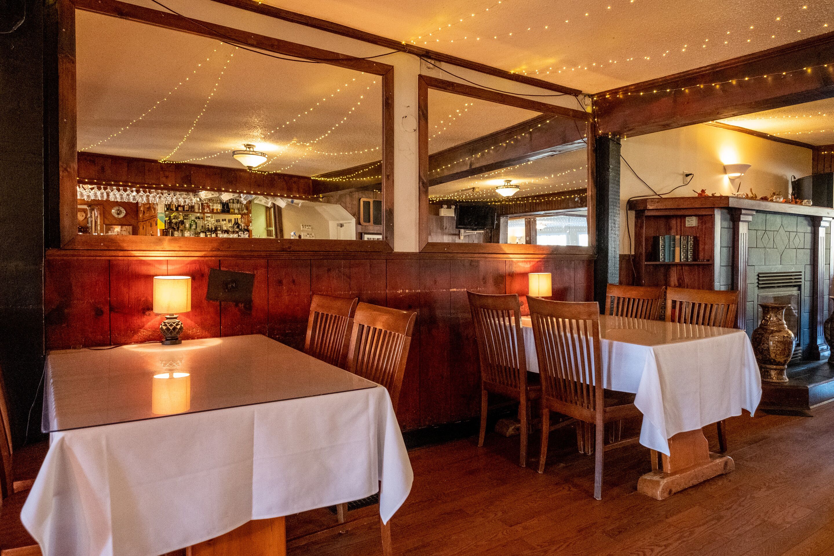 供应午餐和晚餐，花园景观