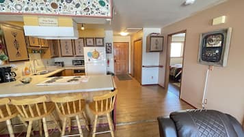 Suite, 2 Bedrooms | Private kitchen | Fridge, microwave, coffee/tea maker, cookware/dishes/utensils