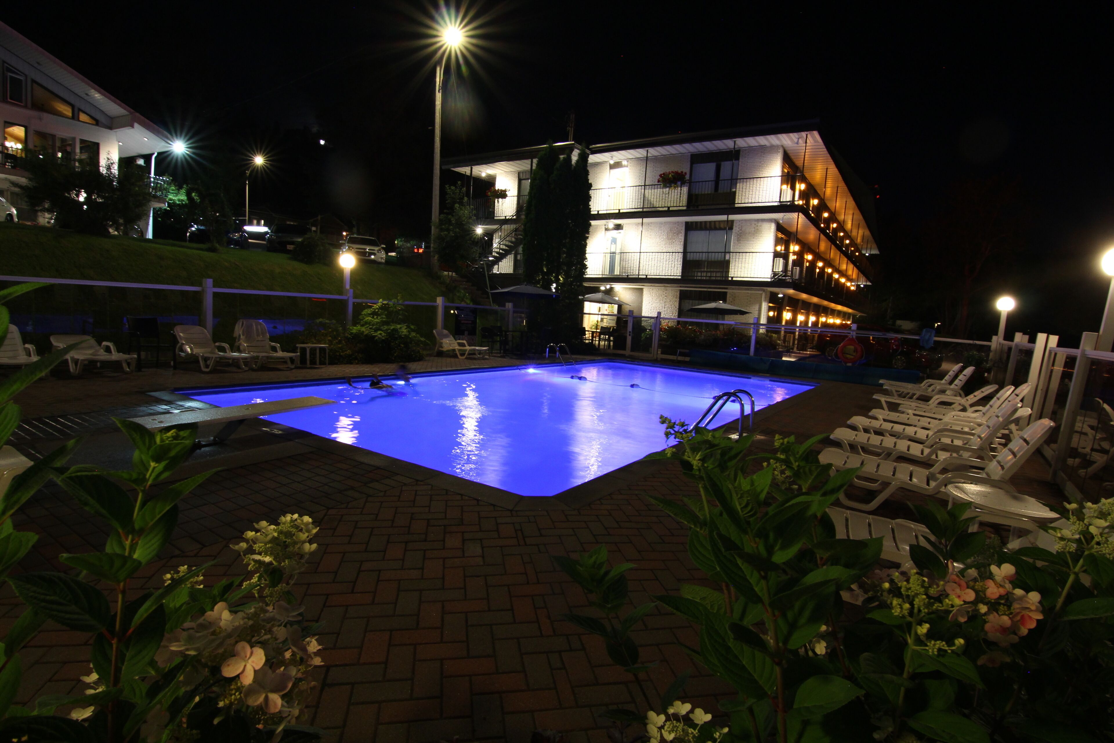 Seasonal outdoor pool, open 8:00 AM to 10:00 PM, pool loungers