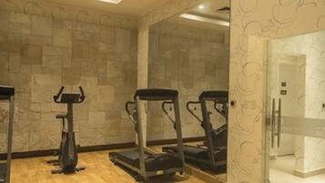 Ein Fitnessraum mit Laufbändern und einem Crosstrainer.
