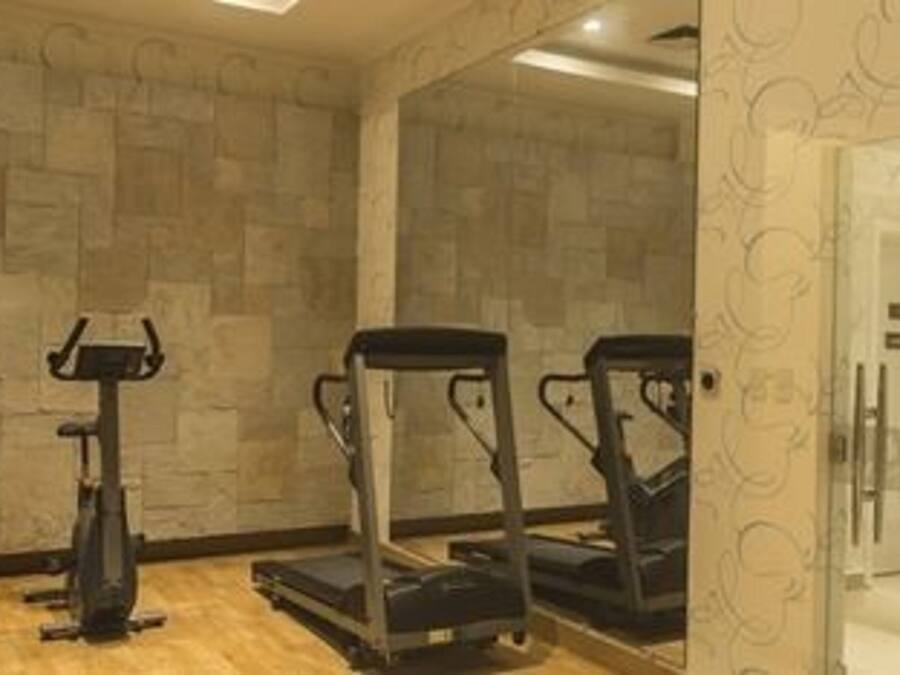 Ein Fitnessraum mit Laufbändern und einem Crosstrainer.