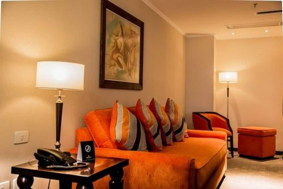 suite, river view | living area | flat-screen tv