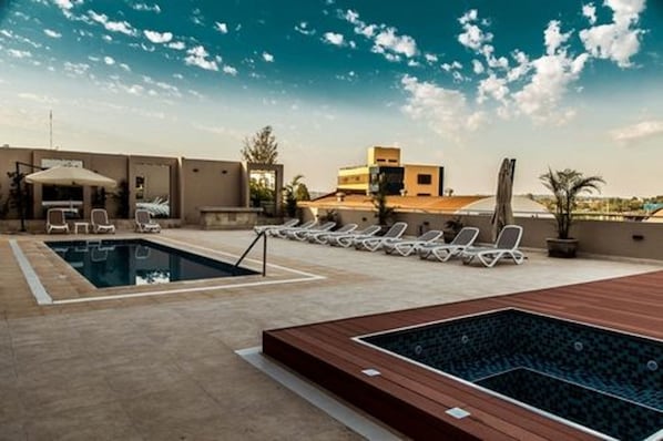 Indoor pool, outdoor pool, pool umbrellas, sun loungers - Carnaval Hotel Casino (Encarnacion)