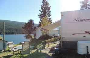 29 Ft. RV Trailer: 2 Slide Outs, Sleeps 6, Kitchen, Bathroom, Lakeside, Awning | Außenbereich