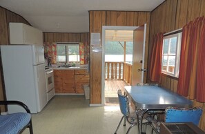 Cabin: 2 Bedrooms, Kitchen, Lakeside, Covered Patio | Pillowtop-Betten, kostenlose Zustellbetten, kostenloses WLAN