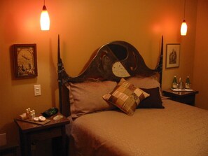 Room, 1 Queen Bed, Shared Bathroom