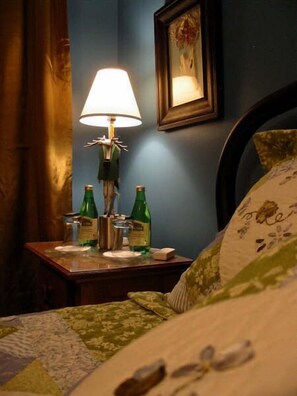 Zimmer, 1 Queen-Bett, Gemeinschaftsbad | Individuell dekoriert, kostenloses WLAN