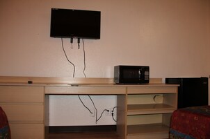 Escritorio, wifi gratis y ropa de cama 