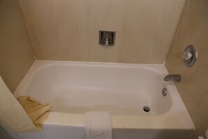 Habitación estándar, 1 cama de matrimonio grande, fumadores | Baño | Ducha y bañera combinadas y artículos de higiene personal gratuitos