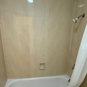 Chambre Standard, 2 lits doubles | Salle de bain | Ensemble baignoire-douche, articles de toilette (gratuits)