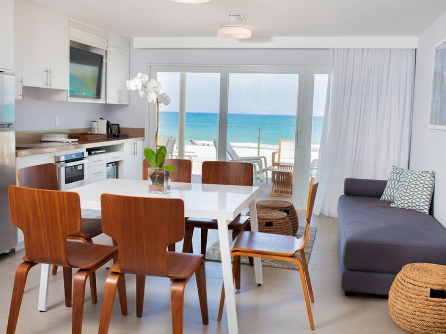 Kamer, meerdere bedden | Woonruimte | Een flatscreentelevisie en een iPod-dock