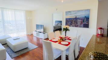 Suíte premium, 2 quartos, vista para a baía | Sala de estar | TV LED 50 polegadas com canais a cabo, TV