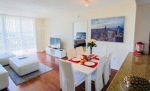 Premium-Suite, 2 Schlafzimmer, Buchtblick | Wohnzimmer | 50-Zoll-LED-Fernseher mit Kabelempfang, Fernseher