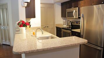 Geladeira, micro-ondas, fogão, cooktop