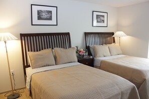 2 bedrooms, iron/ironing board, free wired Internet - Aventura Family Suites (Aventura)