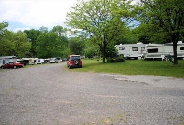 RV またはトラック用駐車場