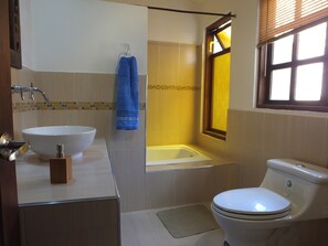 House, 3 Bedrooms | Bathroom