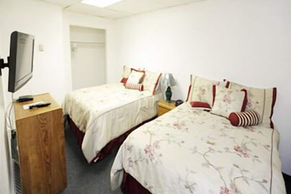 Habitación, 2 camas matrimoniales, cocineta | Escritorio, tabla de planchar con plancha, camas extra y wifi gratis