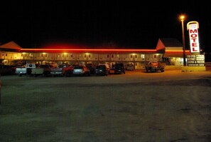 Front of property - evening/night - Peace Villa Motel (Dawson Creek)
