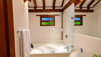 Junior Suite T2 | Bathroom | Jetted tub, rainfall showerhead, free toiletries, hair dryer