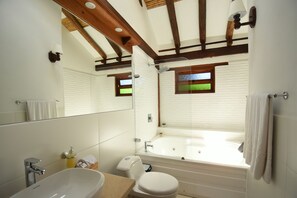 Junior Suite T2 | Kamar mandi | Bathtub dengan aliran air dan pancuran hujan