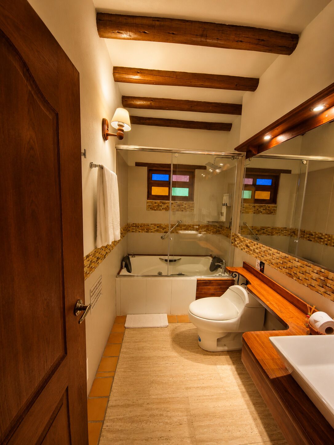 Een badkamer met een bad, toilet en wastafel.