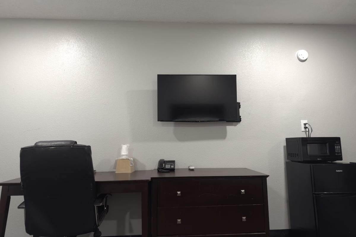 Escritorio, espacio para trabajar con laptop y wifi gratis