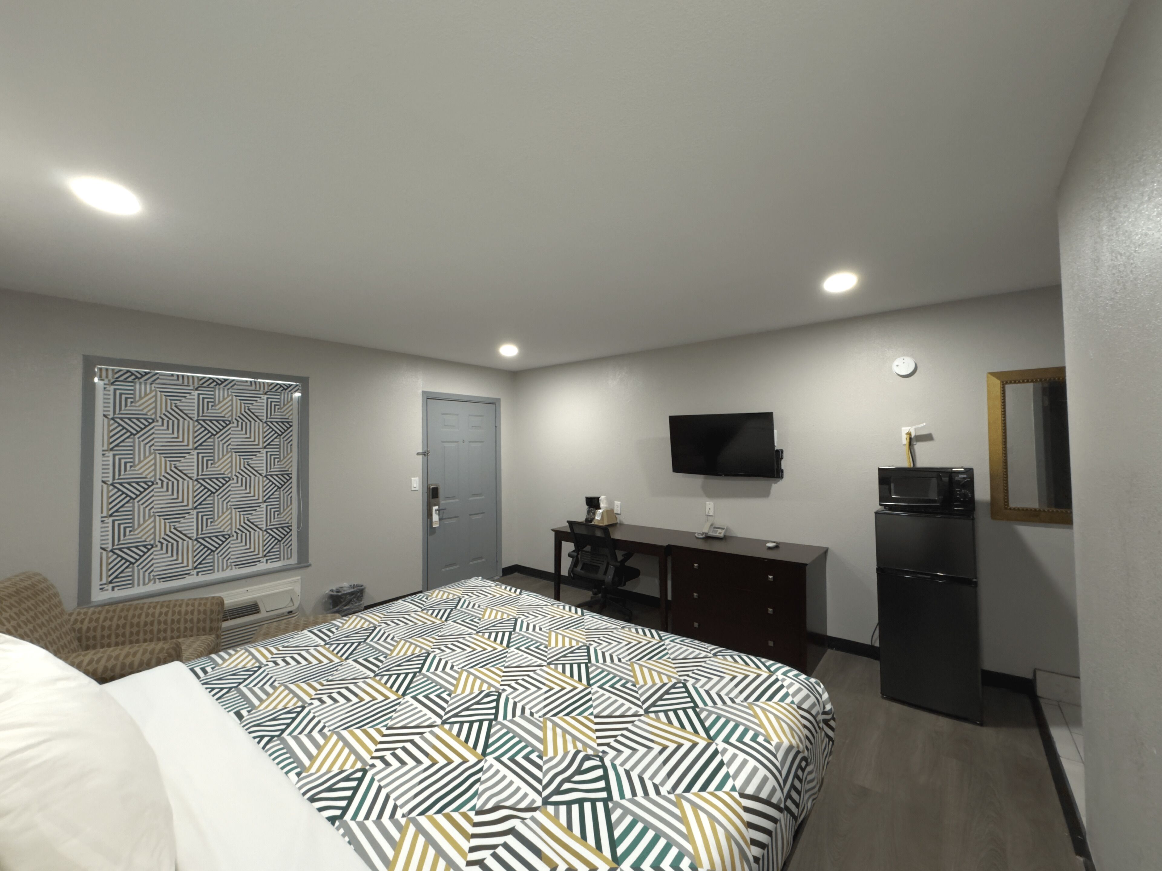 Desk, laptop workspace, free WiFi, bed sheets