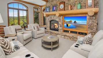 Casa de lujo, varias habitaciones, vista al resort, junto a la pista de ski | Área de sala de estar | Televisión de pantalla plana, reproductor de DVD y películas con cargo