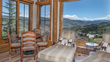 Casa de lujo, varias habitaciones, vista al resort, junto a la pista de ski | Área de sala de estar | Televisión de pantalla plana, reproductor de DVD y películas con cargo