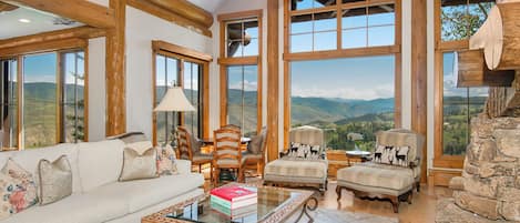 Maison Luxe, plusieurs chambres, vue établissement, côté piste de ski | Coin séjour | Télévision à écran plat, lecteur de DVD, films à la carte
