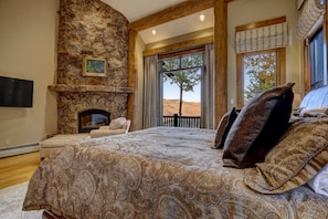 Luxury House, Multiple Bedrooms, Resort View, Slope side | Premium bedding, free WiFi, bed sheets - Snowberry by Elevation Accommodations (Avon)