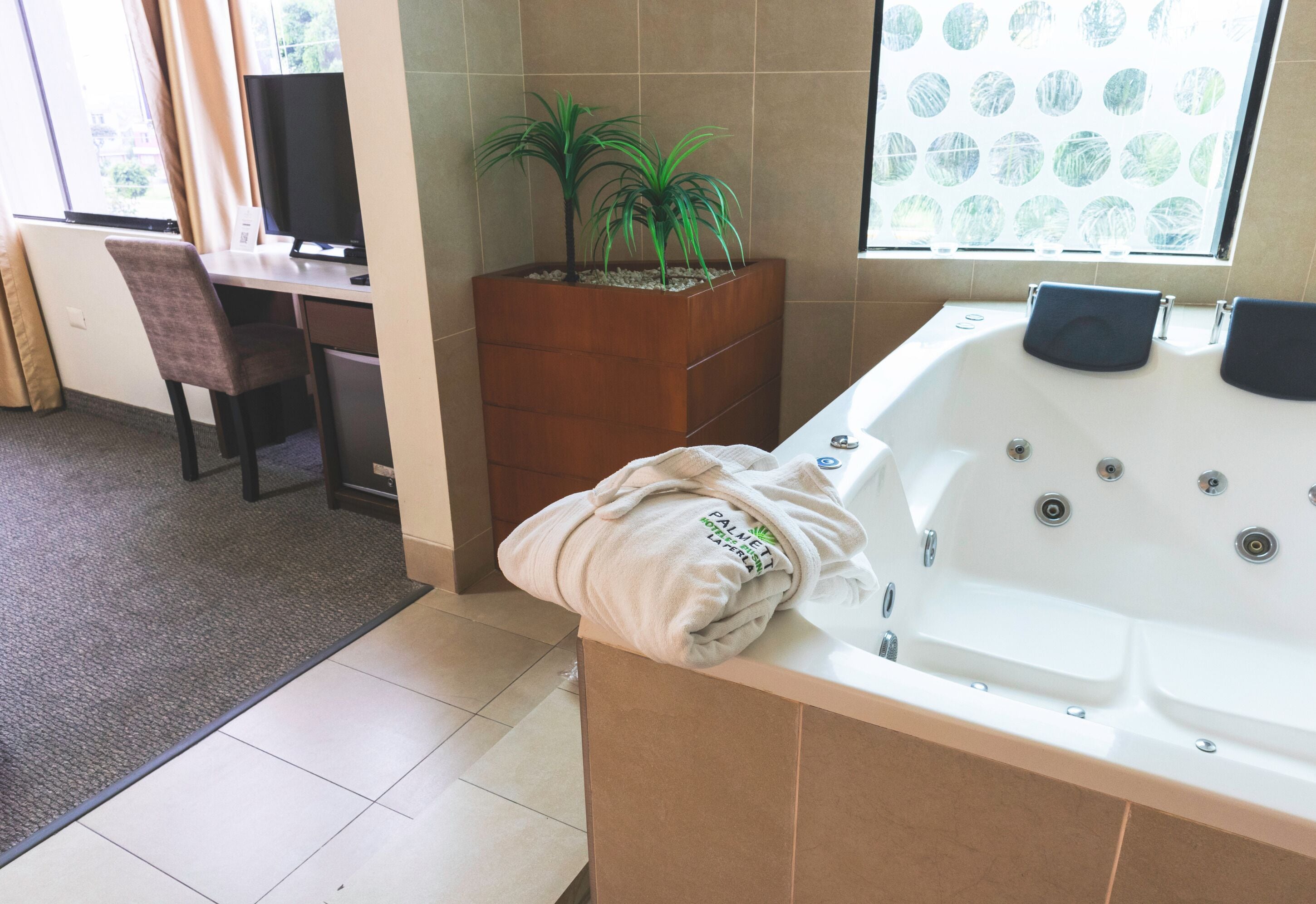 套房, 熱水浴缸 | 迷你吧、客房內保險箱、書桌、筆電工作空間