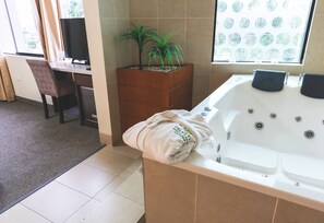 Suite, bain à remous | Minibar, coffres-forts dans les chambres, bureau