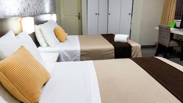 Twin Room | 1 bedroom, minibar, in-room safe, desk