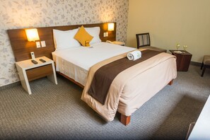 SUPERIOR ROOM | Minibar, in-room safe, desk, laptop workspace - Palmetto Hotel Business La Perla (Callao)