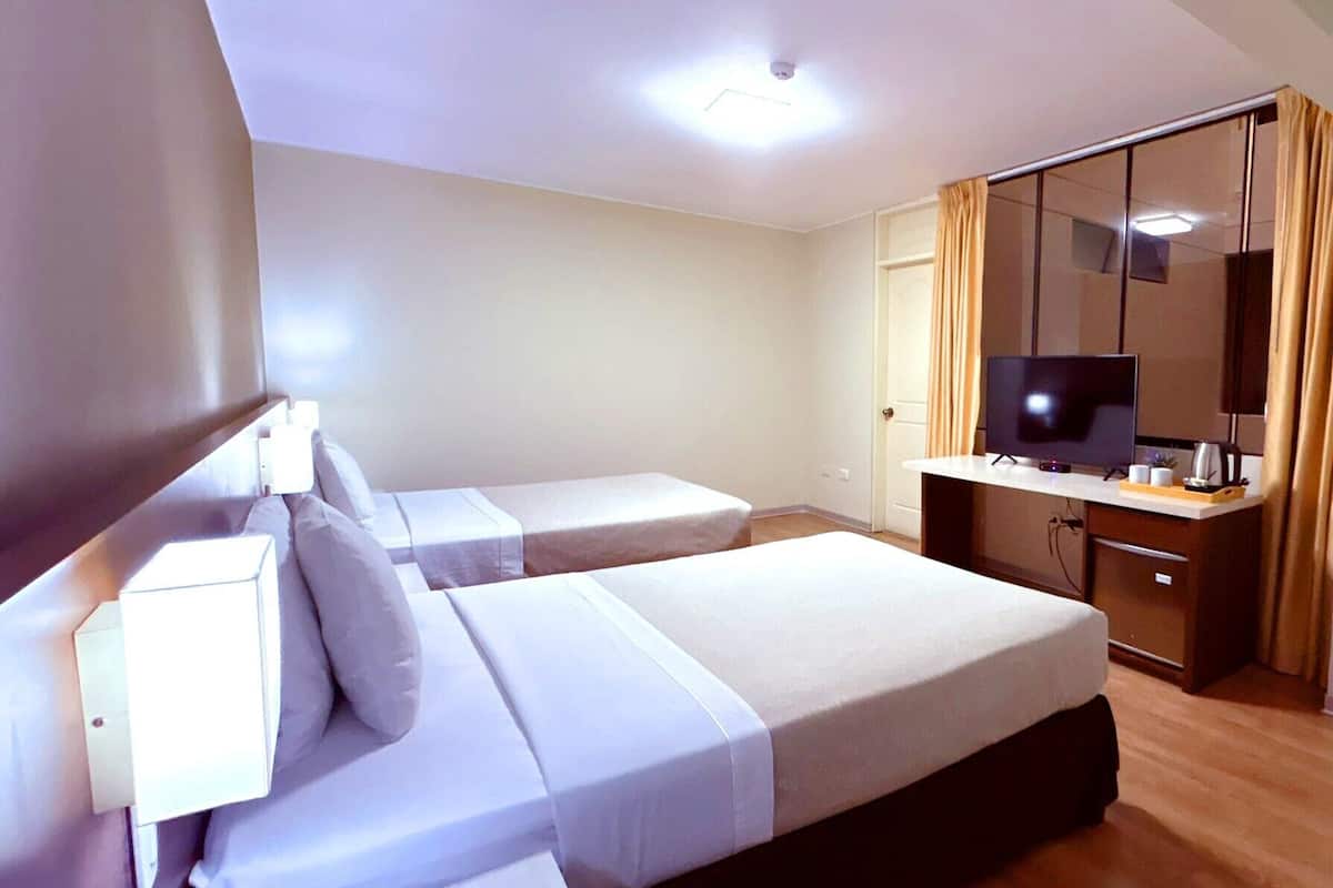 雙床房 | 迷你吧、房內夾萬、書桌、手提電腦工作空間