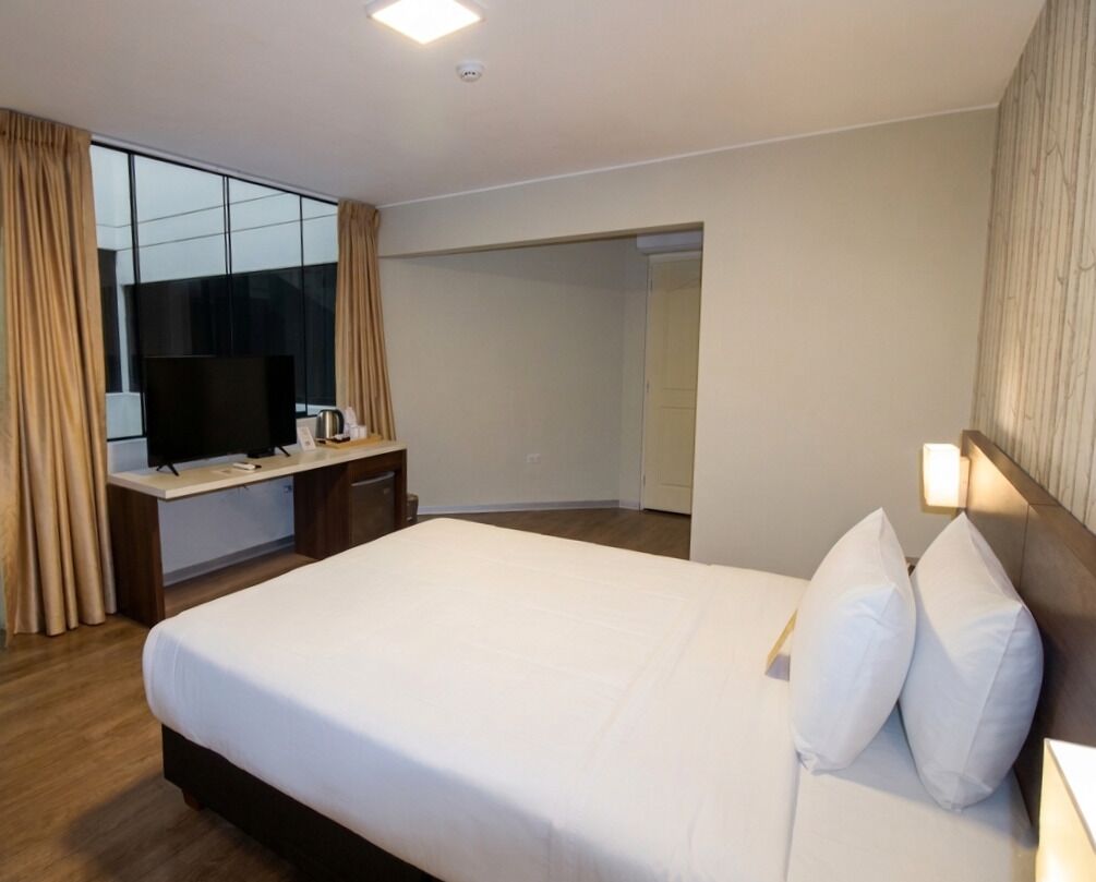 Minibar, caja de seguridad en la habitación y escritorio 