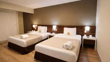 Habitación con 2 camas individuales | Minibar, caja fuerte, escritorio y espacio para trabajar con un portátil