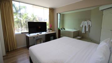 Minibar, caja de seguridad en la habitación y escritorio