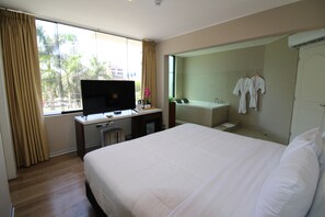 Suite, Hot Tub | Minibar, in-room safe, desk, laptop workspace - Palmetto Hotel Business La Perla (Callao)