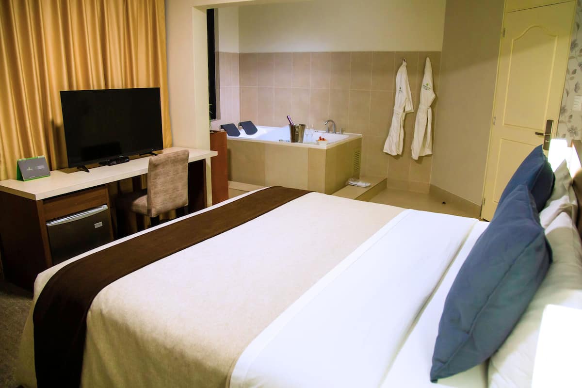 Suite con bañera de hidromasaje | 1 habitación, minibar, caja de seguridad en la habitación y escritorio