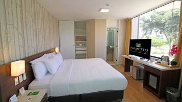 Suite, hot tub | Minibar, brankas, meja kerja, dan ruang kerja ramah laptop