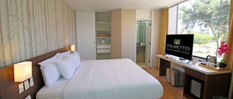 Suite, Hot Tub | Minibar, in-room safe, desk, laptop workspace
