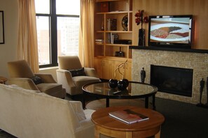 Lobby sitting area - Bridgestreet at The Eden (Baltimore)