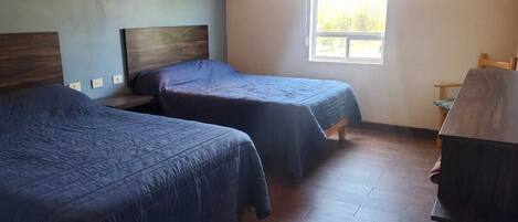 Tweepersoonskamer, 2 tweepersoonsbedden | Uitzicht vanuit accommodatie